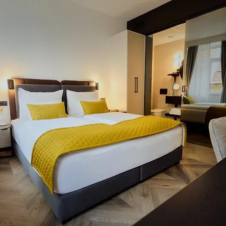 Hotel The 4*